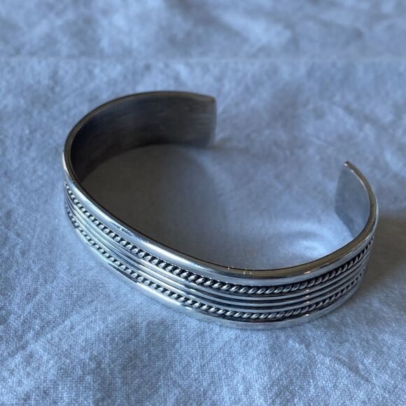 Vintage Navajo sterling silver bracelet by Gahe - Picture 2 of 7